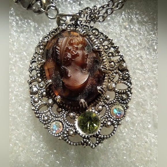 Cameo Pendant Necklace Root Beer Colored Face w/ Peridot - Picture 2 of 11